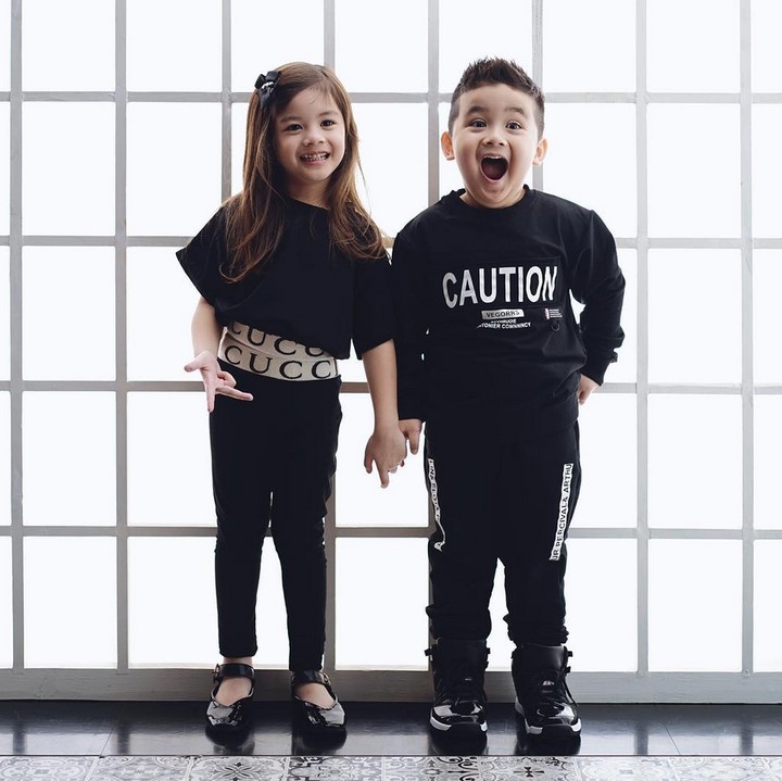 <span class="im">Pasangan selebriti Jonathan Frizzy dan Dhena Devanka dikaruniai tiga orang anak, yakni Zoe Joanna Frizzy Simanjuntak, Zack Jaden Frizzy Simanjuntak, dan si bungsu Zayn Jowden Frizzy Simanjuntak.<br />(Foto: Instagram @twinszfrizzy)</span>