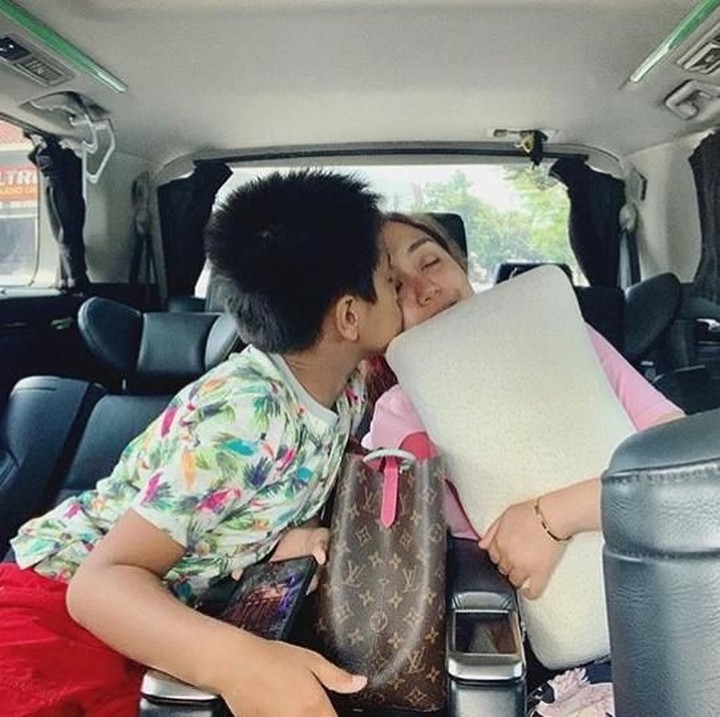 <div>Sean sayang banget sama Kak Alma. Lagi tidur, sang kakak dikecup sayang lho oleh Sean. (Foto: Instagram/ @salmafinasunan)</div><div> </div>