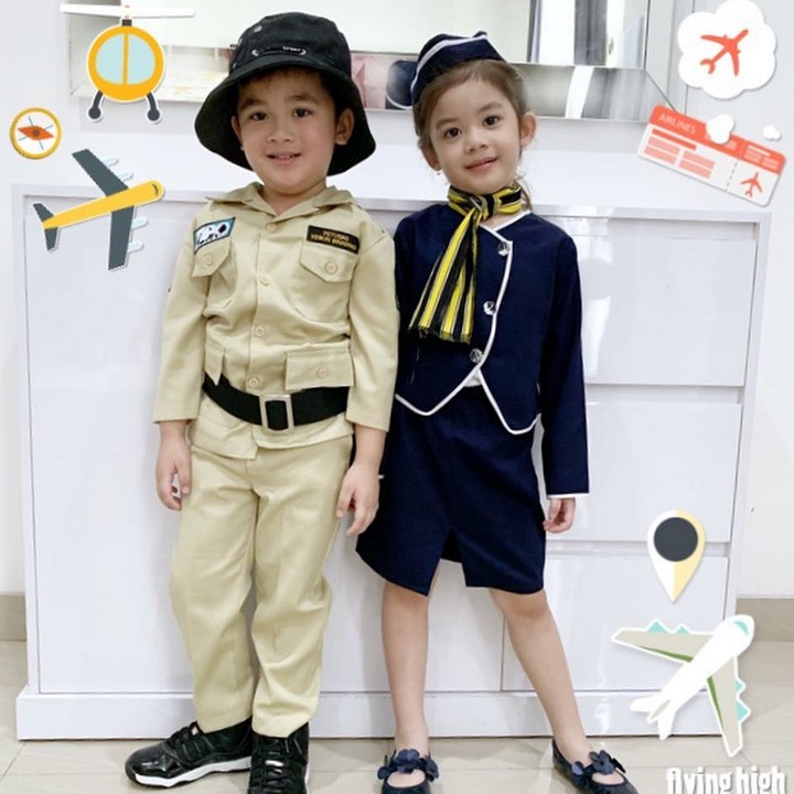 Zoe pakai seragam pramugari, Zac pakai seragam penjaga kebun binatang. Walaupun kembar, mereka memiliki impian yang beda pastinya. (Foto: Instagram @twinszfrizzy)