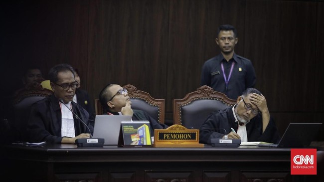 MK menyatakan klaim kemenangan Prabowo-Sandi sebesar 52 persen tidak melampirkan bukti rekapitulasi yang lengkap dari 34 provinsi.
