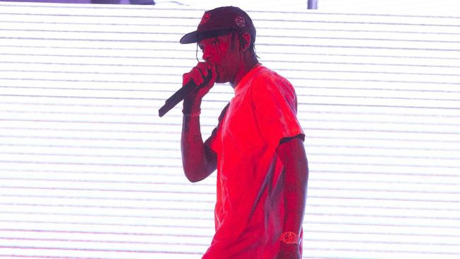 Satu penonton menggugat Travis Scott, Drake, dan Live Nation Entertainment Inc. atas kericuhan yang terjadi di Festival Astroworld pada Jumat (5/11) waktu AS.
