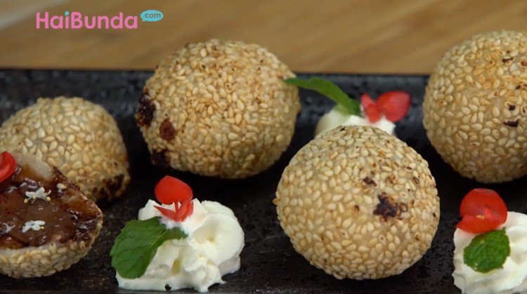 Di resep kali ini, isian onde-onde bukan lagi kacang hijau melainkan cokelat.