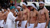 FOTO: Memahami Persaudaraan Lewat Tradisi Pukul Sapu Setiap 7 Syawal, masyarakat Mamala, Maluku Tengah, mempererat persaudaraan mereka dengan tradisi saling memukulkan sapu.