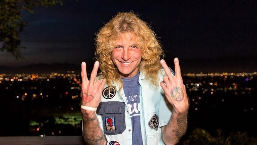 Steven Adler Gun N' Roses mencoba bunuh diri dengan menusuk perutnya dengan pisau.