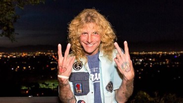 img-title Miris, Steven Adler 'Gun N' Roses' Tusuk Perutnya dengan Pisau