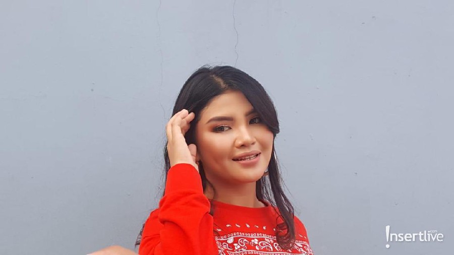 Meldi memang tak punya urat malu dia hanya mengatakan dulu ia suka panas-panasan saat foto lawas bak buto ijo tersebar.