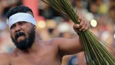 FOTO: Memahami Persaudaraan Lewat Tradisi Pukul Sapu Setiap 7 Syawal, masyarakat Mamala, Maluku Tengah, mempererat persaudaraan mereka dengan tradisi saling memukulkan sapu.