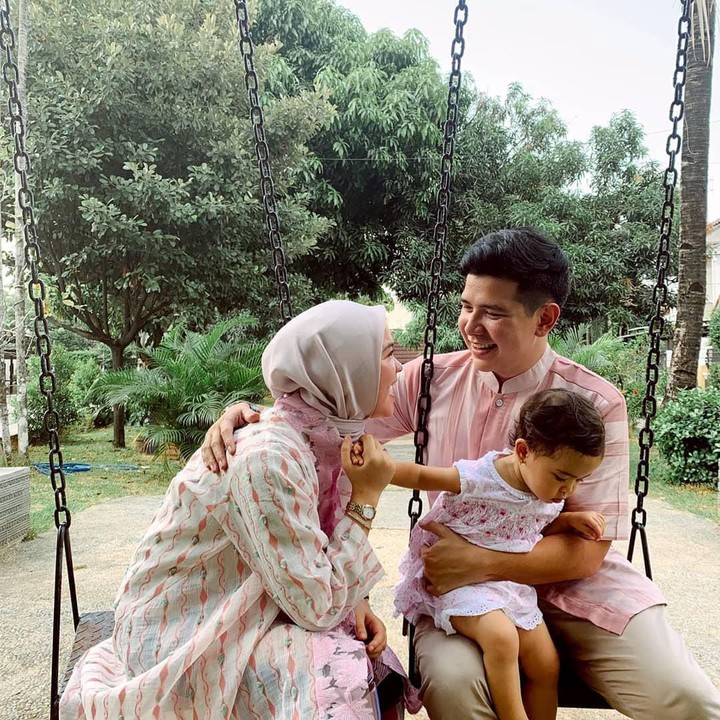 <span class="im">Hal ini seperti jadi mukjizat bagi pasangan ini. Setelah dikaruniai Khawla hidup mereka lebih bahagia. (Foto: Instagram: @haykalkamil)</span>