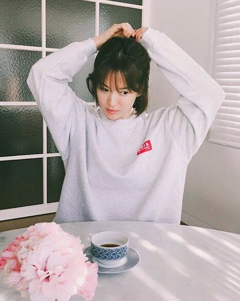 Gaya Imut Song Hye Kyo, Calon Janda Song Joong Ki yang Awet Muda Siapa yanvg tak terpesona dengan Song Hye Kyo, artis berusia 37 tahun ini tetap tampi imut meski tak muda lagi.