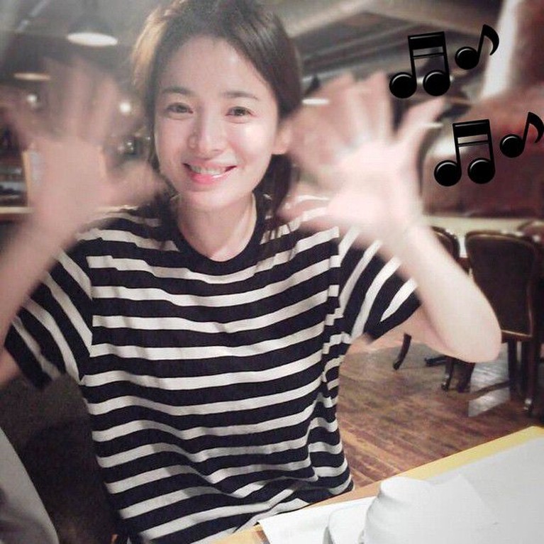 Siapa yanvg tak terpesona dengan Song Hye Kyo, artis berusia 37 tahun ini tetap tampi imut meski tak muda lagi.