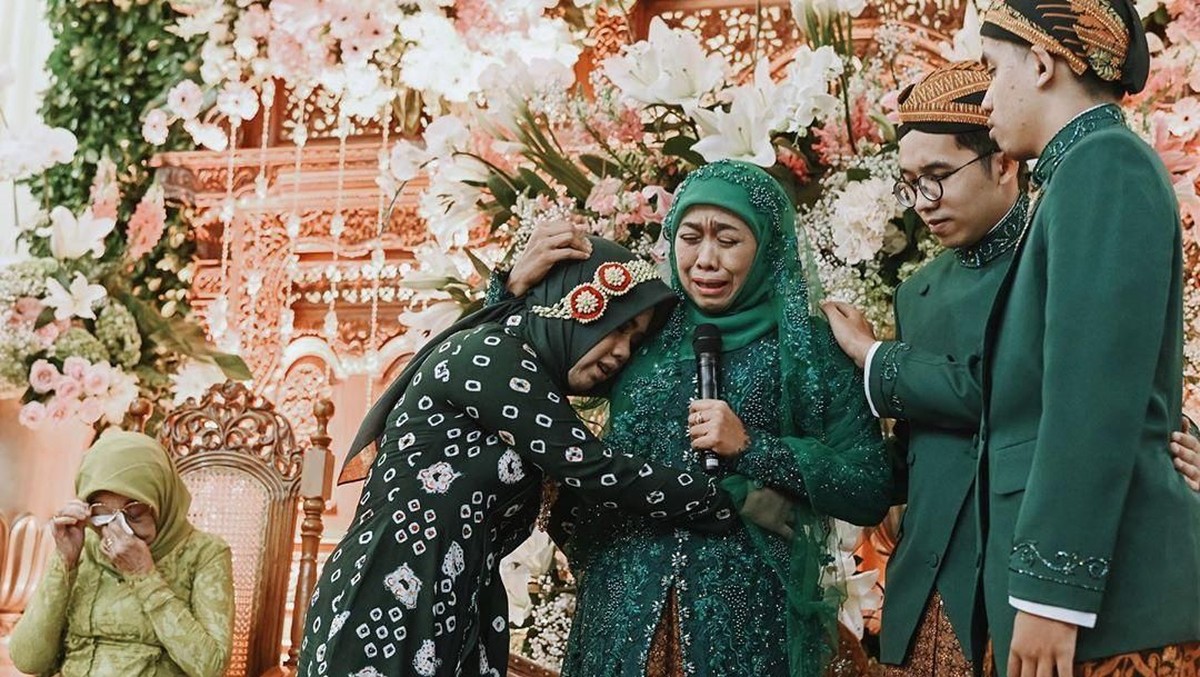 Potret manis dari pernikahan putri sulung Gubernur Jawa Timur Khofifah&comma; Patimasang atau Ima&comma; dengan Fadil Wirawan&period;