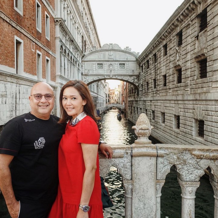 <p>Maia dan Irwan juga menyempatkan diri berfoto di jalan sungai tawanan penjara Italia, Venice. (Foto: Instagram @maiaestiantyreal)</p>