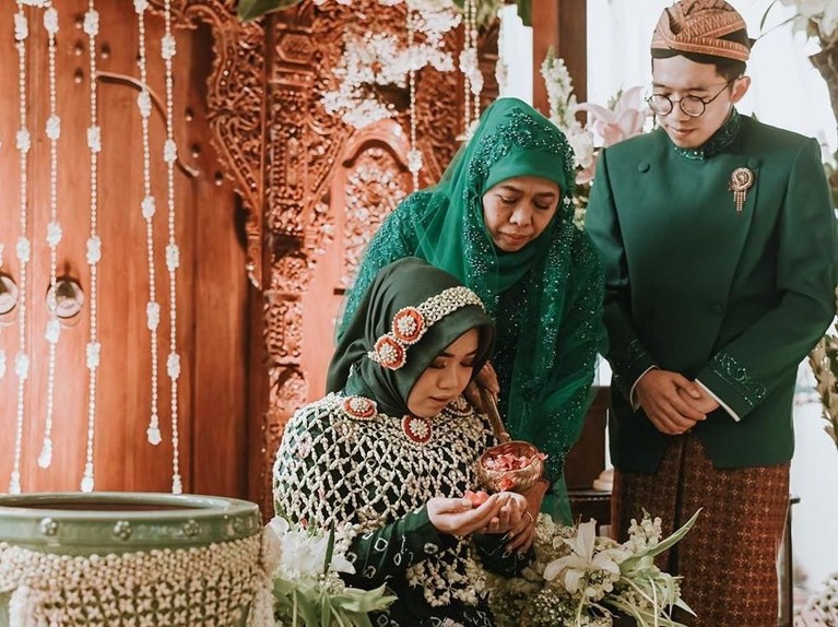 Potret manis dari pernikahan putri sulung Gubernur Jawa Timur Khofifah, Patimasang atau Ima, dengan Fadil Wirawan.