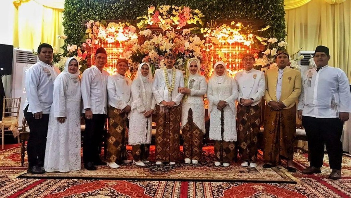 Potret manis dari pernikahan putri sulung Gubernur Jawa Timur Khofifah&comma; Patimasang atau Ima&comma; dengan Fadil Wirawan&period;