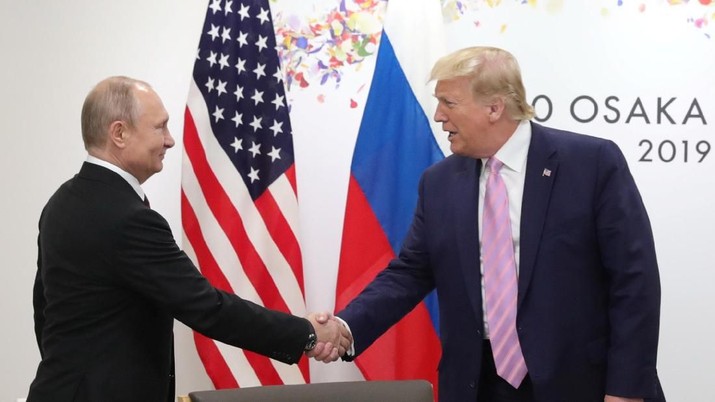 Russia's President Vladimir Putin shakes hands with U.S. President Donald Trump during a meeting on the sidelines of the G20 summit in Osaka, Japan June 28, 2019. Sputnik/Mikhail Klimentyev/Kremlin via REUTERS  ATTENTION EDITORS - THIS IMAGE WAS PROVIDED BY A THIRD PARTY.