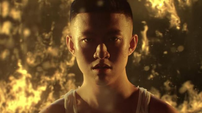 Rapper Rich Brian terlihat menggunakan formula dan gaya baru dalam single 'Yellow'.