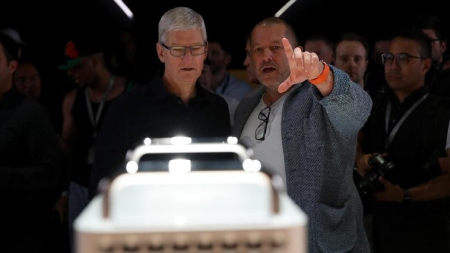 Bos Apple Tim Cook membantah kabar soal keluarnya desainer terbaik Apple Jony Ive karena kecewa dengan kebijakan dirinya.