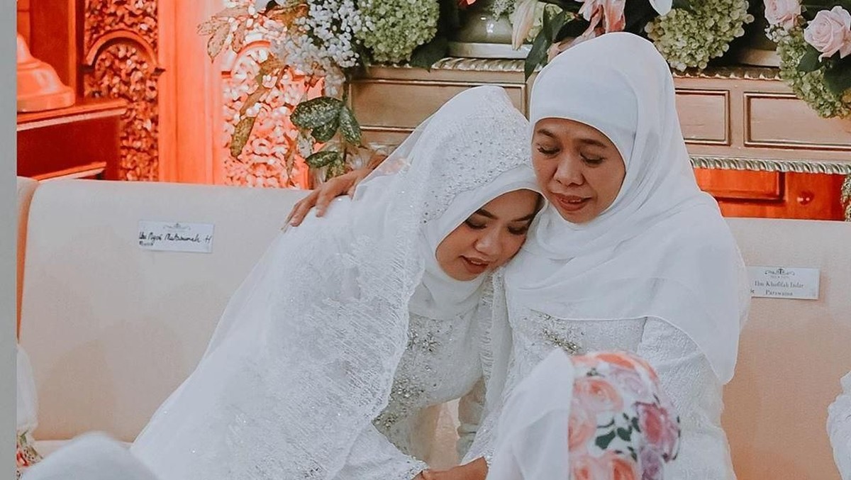 Potret manis dari pernikahan putri sulung Gubernur Jawa Timur Khofifah&comma; Patimasang atau Ima&comma; dengan Fadil Wirawan&period;