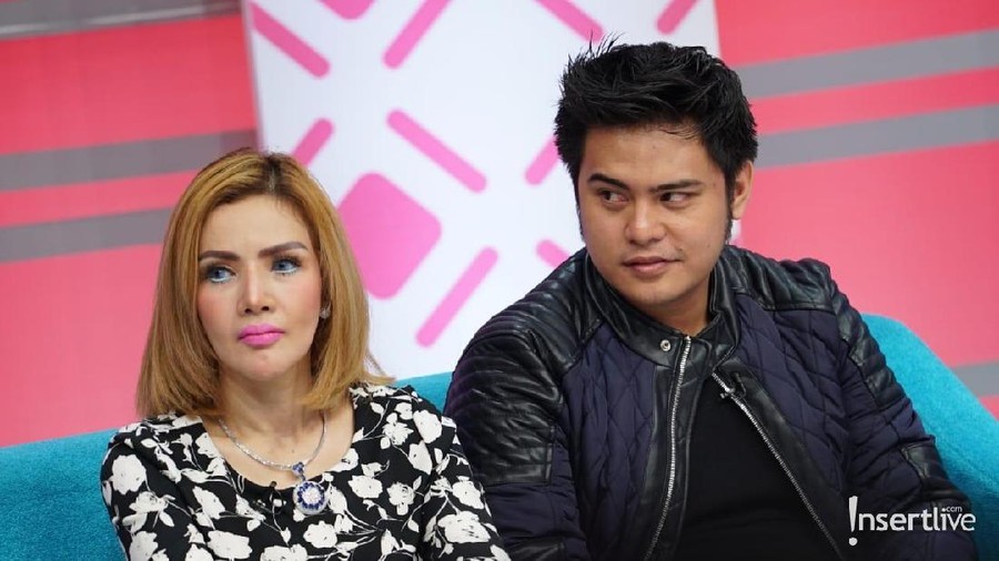Galih Ginanjar kembali membuat heboh netizen karena mencium kaki Barbie Kumalasari.