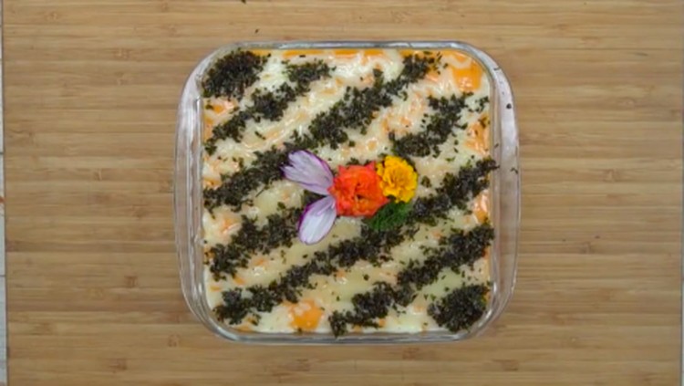 Sushi biasanya dibuat dengan cara digulung. Tapi, di resep sushi panggang ini Bunda tak perlu melakukannya.