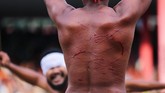 FOTO: Memahami Persaudaraan Lewat Tradisi Pukul Sapu Setiap 7 Syawal, masyarakat Mamala, Maluku Tengah, mempererat persaudaraan mereka dengan tradisi saling memukulkan sapu.