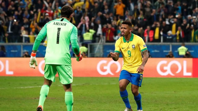Sebanyak lima momen penting terjadi saat Brasil mengalahkan Paraguay lewat adu penalti di perempat final Copa America 2019.