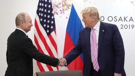 Dengan Senyum, Trump Sindir Putin Jangan Intervensi Pemilu AS