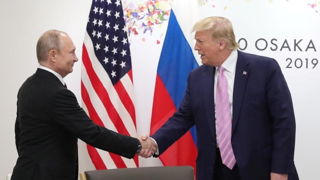Dengan tersenyum dan nada bergurau, Presiden Donald Trump menyindir Presiden Vladimir Putin agar Rusia tidak mengintervensi pemilihan umum 2020 mendatang.