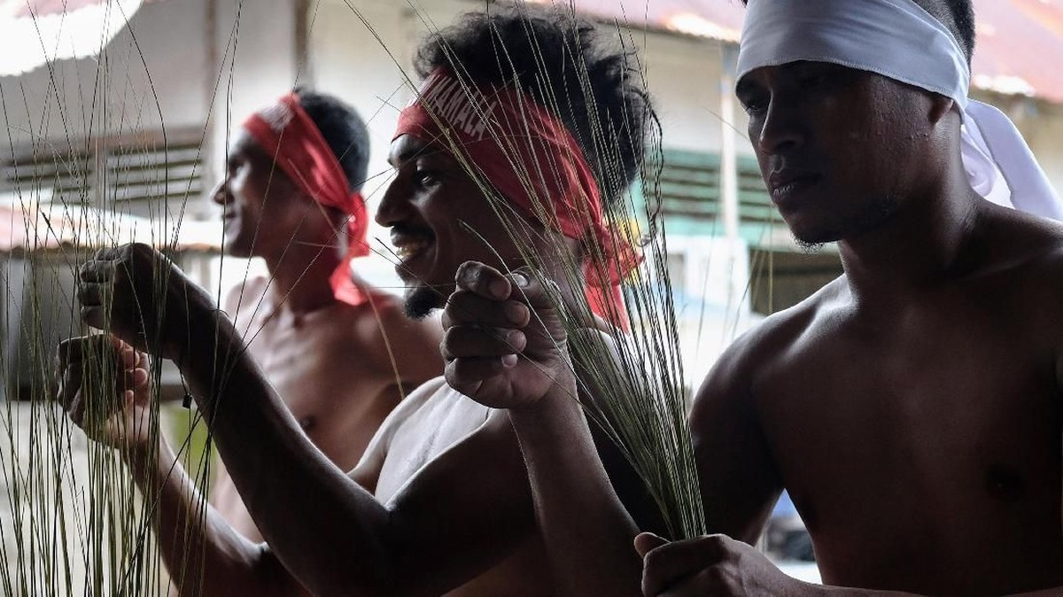 FOTO: Memahami Persaudaraan Lewat Tradisi Pukul Sapu