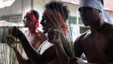 FOTO: Memahami Persaudaraan Lewat Tradisi Pukul Sapu Setiap 7 Syawal, masyarakat Mamala, Maluku Tengah, mempererat persaudaraan mereka dengan tradisi saling memukulkan sapu.