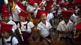 NYALANG: Bayangan-bayangan yang Ditelan Alam Dalam foto unik pilihan CNNIndonesia.com pekan ini, ada ajang kompetisi renang, bayangan awan pada sebuah cermin, dan serangan gelombang panas.