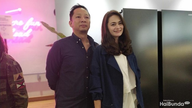 Bir dostim yalangoch xotinini suratga olmoqda.