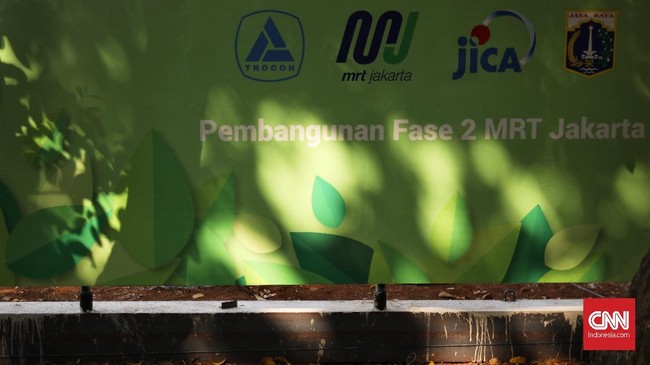 Sejumlah pekerja mengerjakan pembangunan proyek Moda Raya Terpadu (MRT) Fase II di kawasan Monumen Nasional (Monas), Jakarta,28 Juni 2019. Sebanyak tujuh stasiun MRT akan dibangun pada Fase II yaitu Stasiun Sarinah, Monas, Harmoni, Sawah Besar, Mangga Besar, Glodok dan kawasan Kota. CNN Indonesia/Hesti Rika
