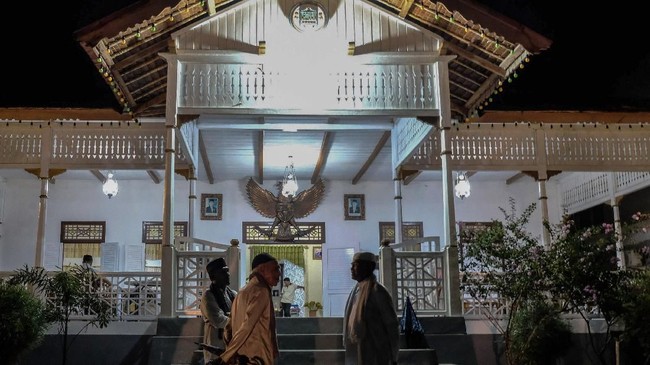 FOTO: Memahami Persaudaraan Lewat Tradisi Pukul Sapu