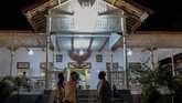 FOTO: Memahami Persaudaraan Lewat Tradisi Pukul Sapu Setiap 7 Syawal, masyarakat Mamala, Maluku Tengah, mempererat persaudaraan mereka dengan tradisi saling memukulkan sapu.