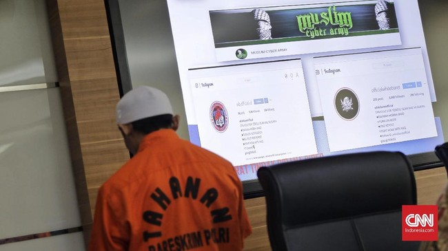 Dalam dua hari terakhir, terdapat delapan kasus hoaks terkait virus corona yang sedang disidik polisi. Kini polisi menjerat 30 tersangka kasus.