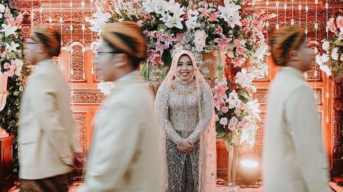 Potret manis dari pernikahan putri sulung Gubernur Jawa Timur Khofifah&comma; Patimasang atau Ima&comma; dengan Fadil Wirawan&period;