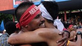 FOTO: Memahami Persaudaraan Lewat Tradisi Pukul Sapu Setiap 7 Syawal, masyarakat Mamala, Maluku Tengah, mempererat persaudaraan mereka dengan tradisi saling memukulkan sapu.