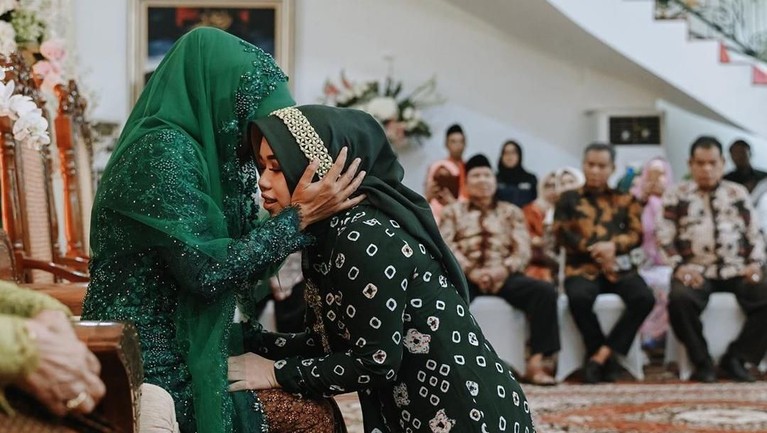 6 Potret Manis Pernikahan Putri Sulung Gubernur Khofifah Potret manis dari pernikahan putri sulung Gubernur Jawa Timur Khofifah, Patimasang atau Ima, dengan Fadil Wirawan.