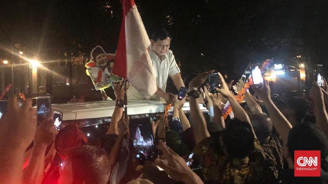 Prabowo Subianto menyempatkan diri menemui dan bersalaman dengan para pendukungnya yang berada di luar rumahnya, Jalan Kertanegara, Jakarta Selatan.