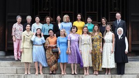 Satu Pria Jadi Pemanis Foto Grup Ibu Negara Anggota G20