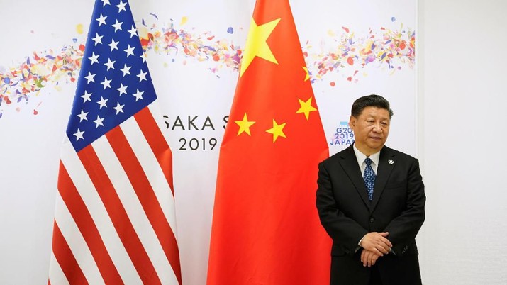 U.S. President Donald Trump poses for a photo with China's President Xi Jinping before their bilateral meeting during the G20 leaders summit in Osaka, Japan, June 29, 2019. REUTERS/Kevin Lamarque