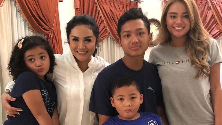 Karena terlalu sibuk dan tinggal berjauhan, Krisdayanti ditagih Aurel dan Azriel untuk habiskan waktu bersama. Kira-kira, bagaimana jawaban KD?