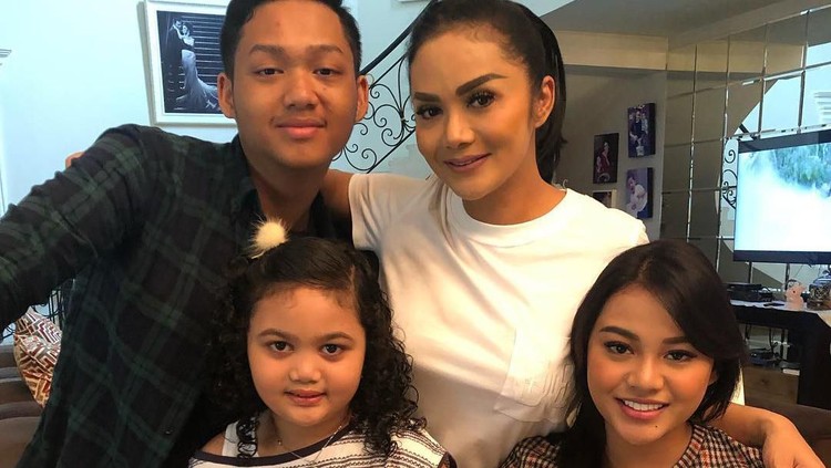 Aurel Hermansyah ungkap keinginannya untuk berlibur bersama sang ibu dan keluarganya. Ia ingin hubungan Krisdayanti dan keluarga Anang terjalin dengan baik.