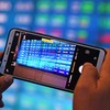 Seorang mengunjung memotret layar pergerakan Indeks Harga Saham Gabungan (IHSG) di Bursa Efek Indonesia, Jakarta, Jumat (28/6/2019). IHSG dalam lima pekan terakhir tercatat naik sekitar 9 persen, mengungguli indeks saham lainnya di Asia sekaligus ind