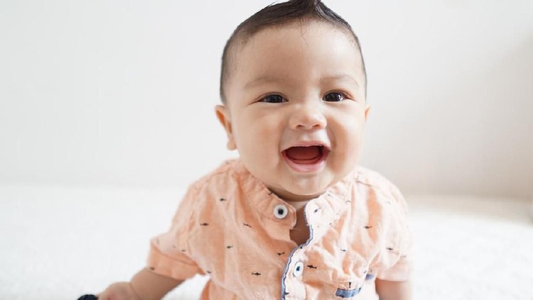 Ilustrasi bayi laki-laki A series of photos of an Asian baby boy with multiple facial expressions including smiling, frowning, curious and big grins.