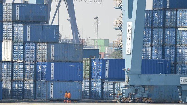 Neraca Dagang RI Surplus US$1,27 Miliar pada Juni 2020 Aktivitas bongkar muat peti kemas di Pelabuhan Tanjung Priok, Jakarta, Selasa (25/6/2019). Badan Pusat Statistik (BPS) melaporkan neraca perdagangan Indonesia pada Mei 2019 mengalami surplus sebesar 210 juta dolar AS dengan nilai ekspor mencapai 14,74 miliar dolar AS, sementara nilai impor mencapai 14,53 miliar dolar AS. ANTARA FOTO/Nova Wahyudi/foc.