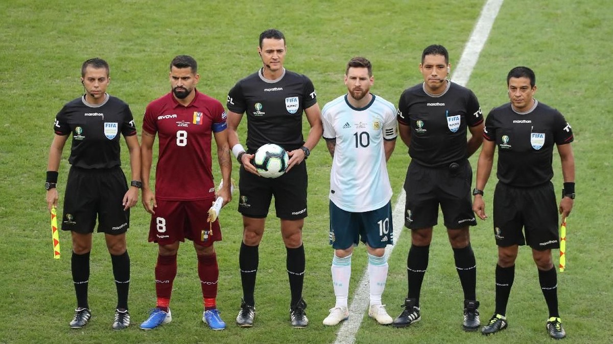 FOTO: Argentina Menang, Messi Belum Senang