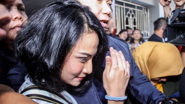 Polisi menangkap Vanessa Angel bersama dua orang lain yakni FA dan CL dalam kasus narkoba.