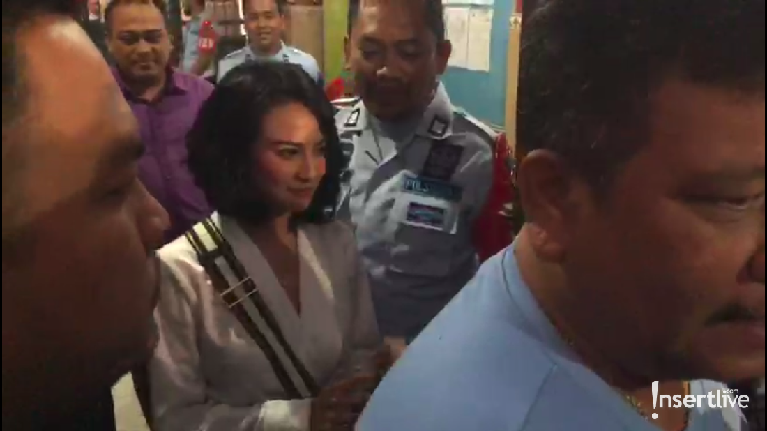 Momen detik-detik Vanessa Angel keluar dari penjara.